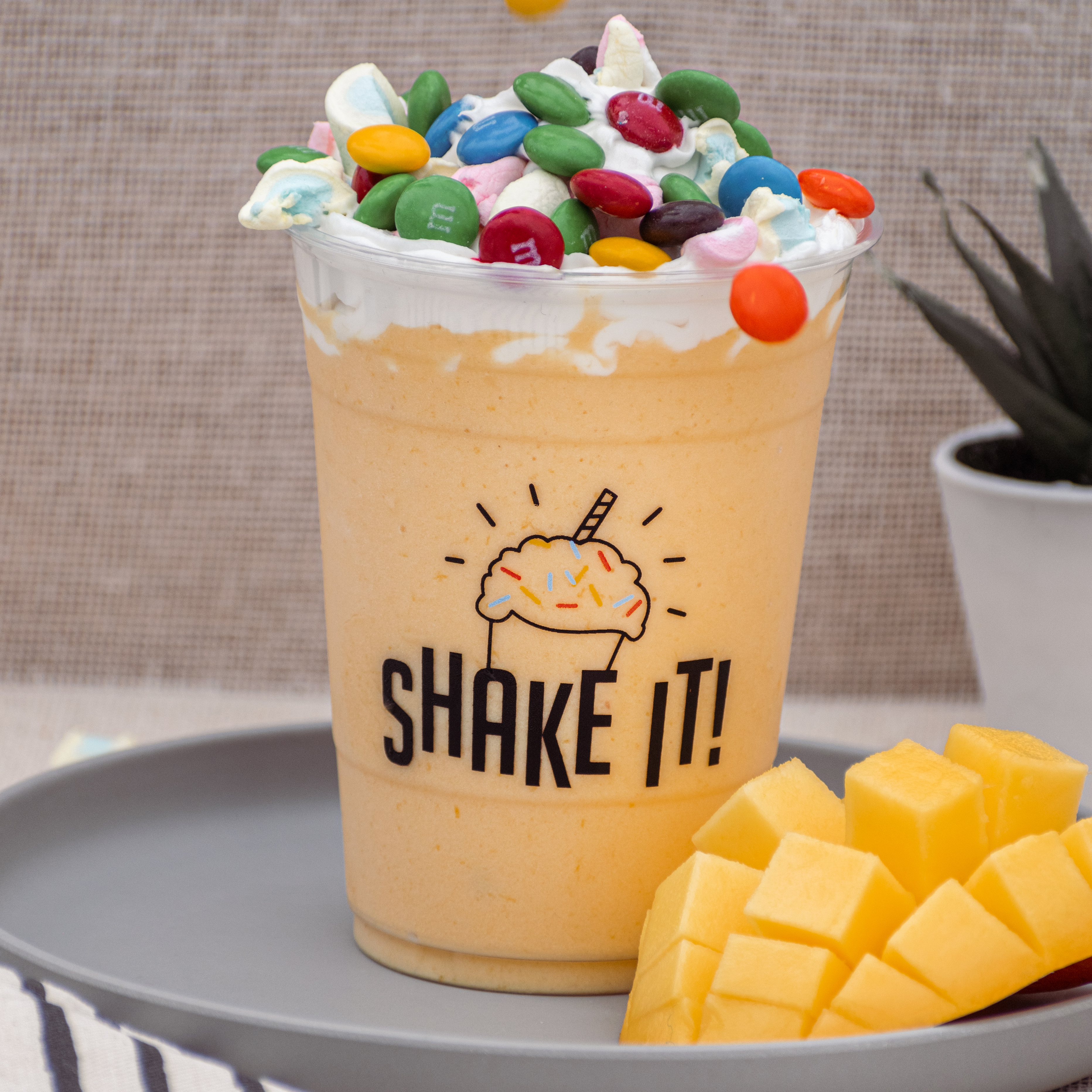 Shake de mango con leche, mashmellow y M&M
