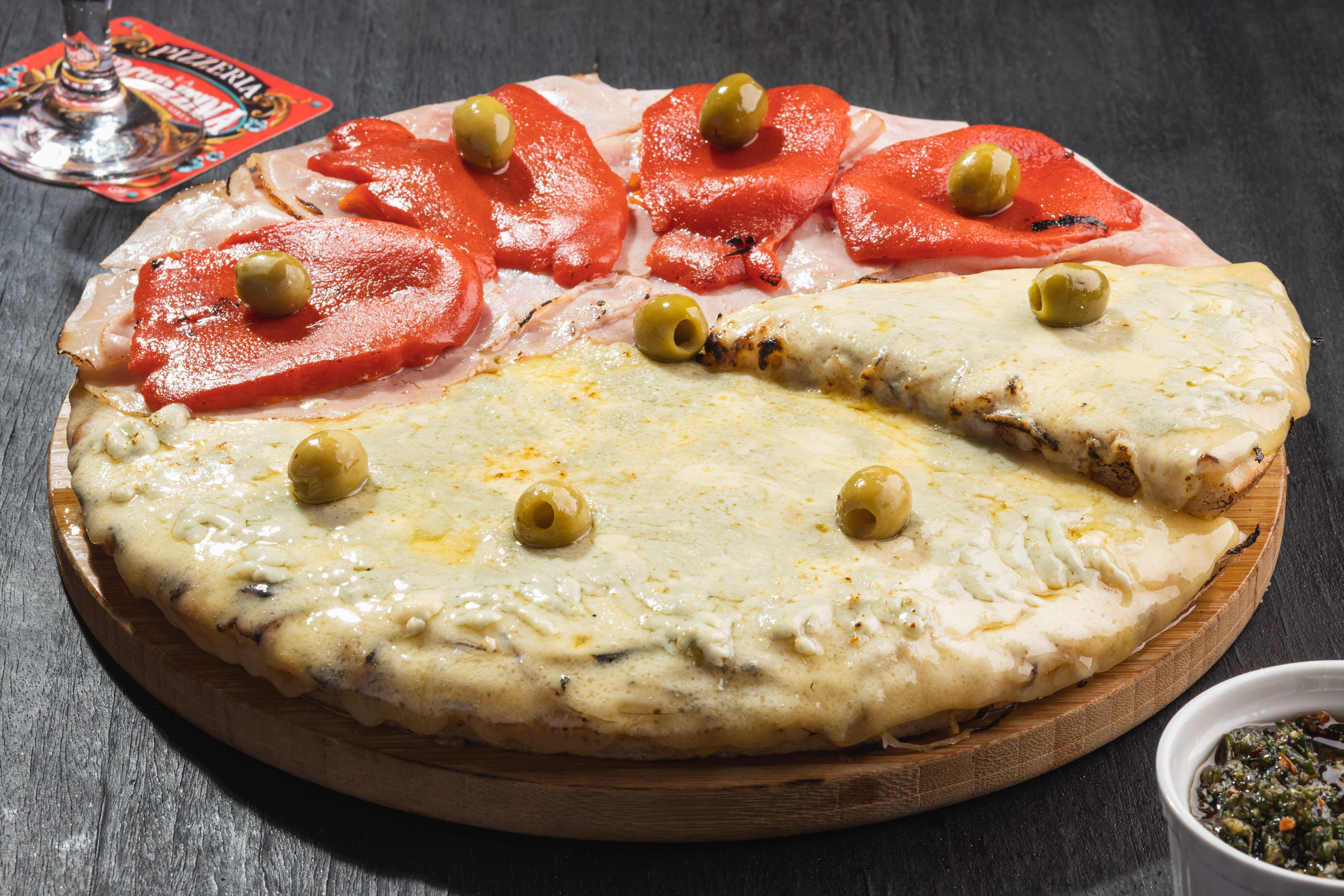 1/2 Pizza Fugazza con queso Roquefort 1/2 Muzzarella Jamon Morron